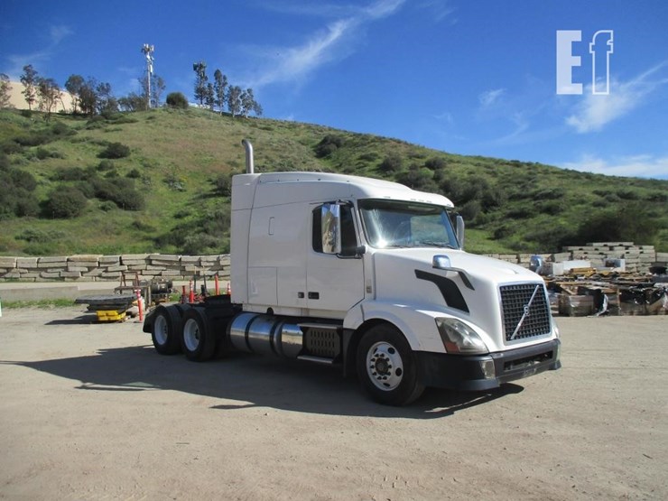 2015-volvo-10-image-2