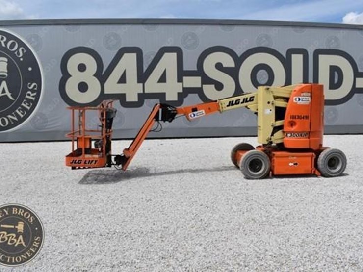 2013-jlg-e300ajp-image-2