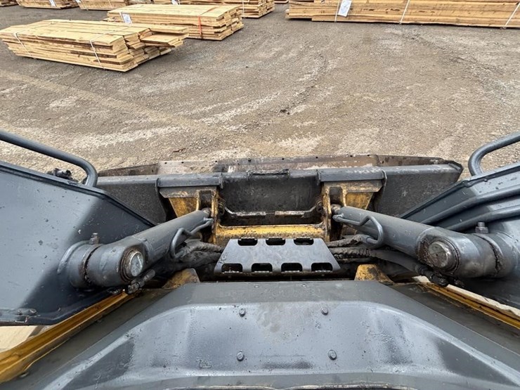 2022-deere-325g-image-21