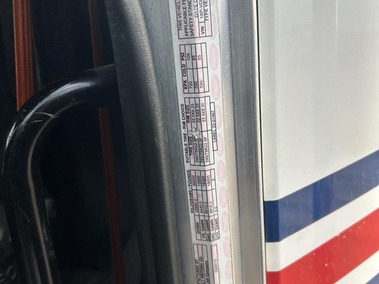 2014-peterbilt-384-image-15