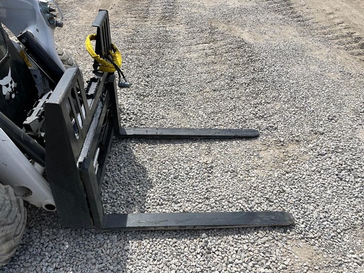 wildcat-48"-hydraulic-skid-steer-forks-with-walk-through-design-image-4