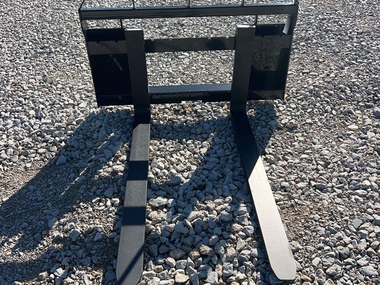 agt-skid-steer-pallet-forks-image-1
