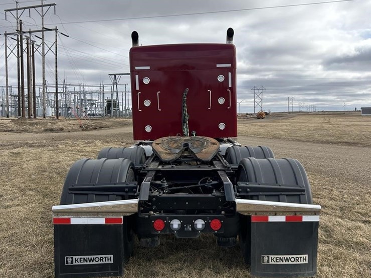 2025-kenworth-w900-image-7