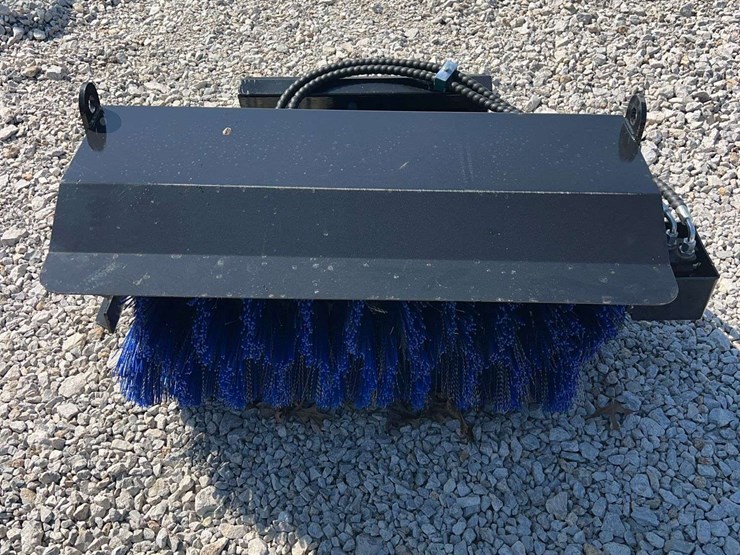 sdlanch-mini-skid-steer-hydraulic-sweeper-image-1