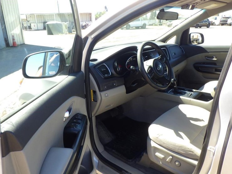 2016-kia-sedona-image-5