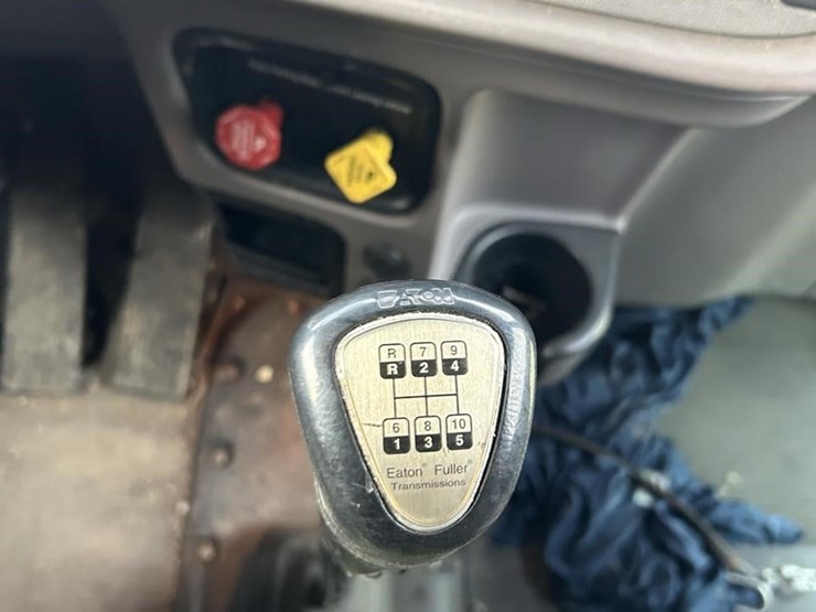 2014-peterbilt-384-image-25