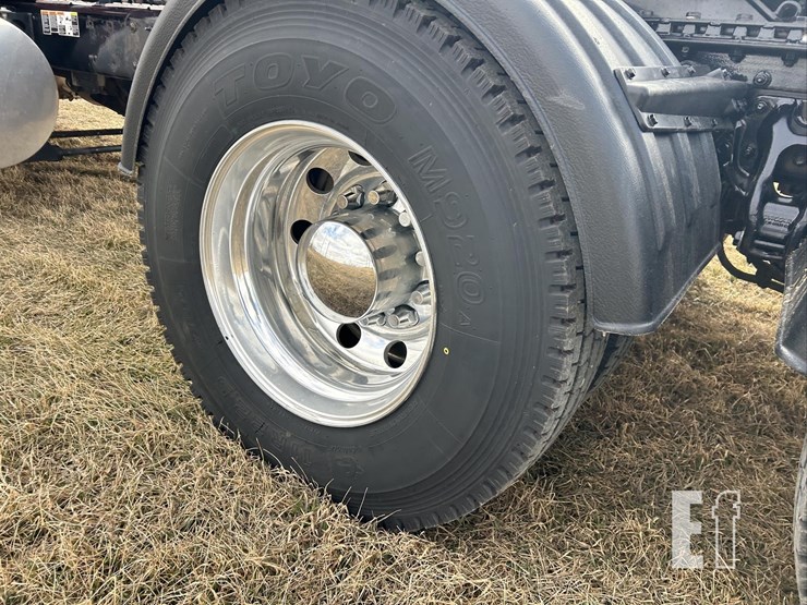 2025-kenworth-w900-image-51