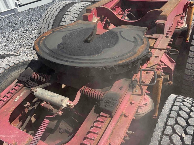 2002-volvo-tandem-axle-road-tractor-image-6