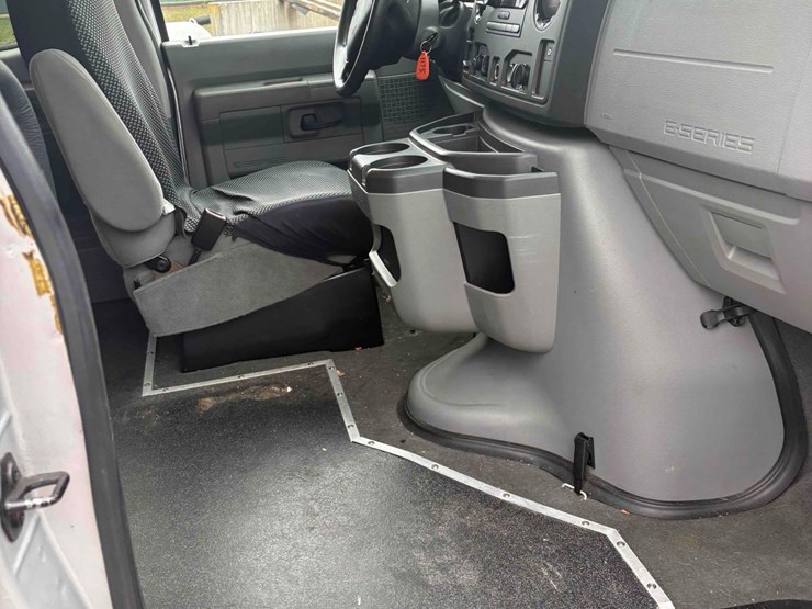 2011-ford-e350-image-18