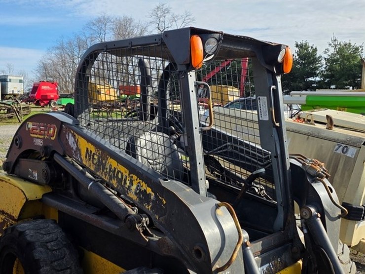 new-holland-l220-image-7