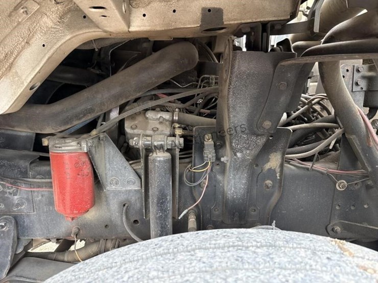 2001-freightliner-fc70-image-33