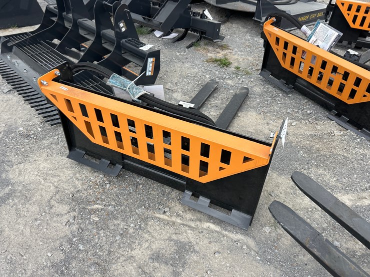 #88-•-hydraulic-skid-steer-pallet-forks-image-2