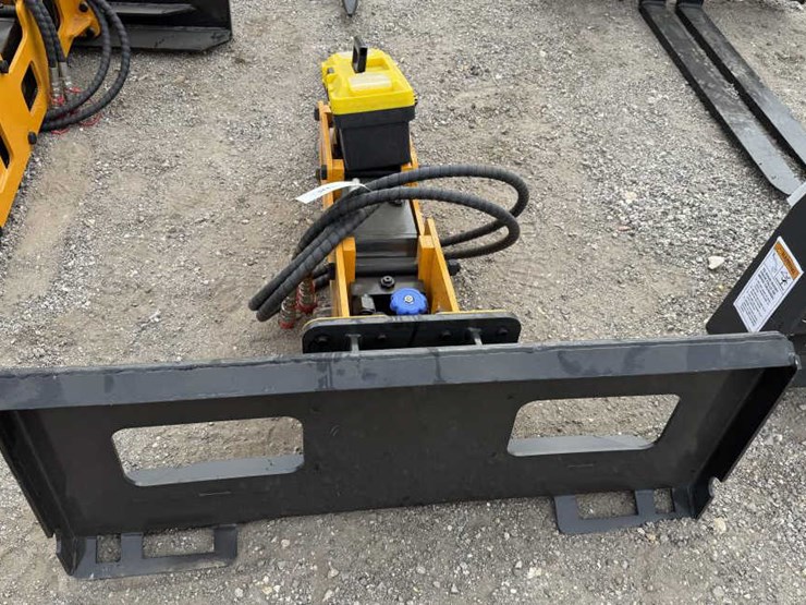 #135-•-skid-steer-breaker-w/-tank-image-2