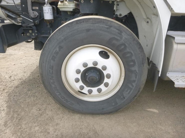 2016-freightliner-m2-106-image-17