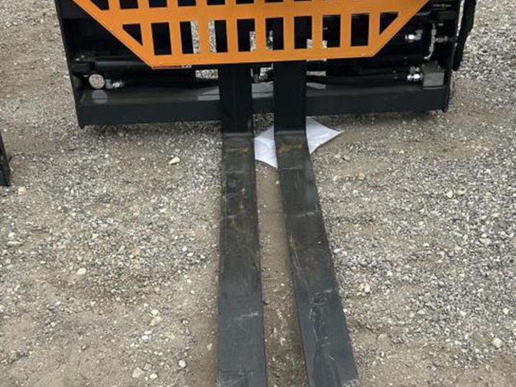 #33-•-48"-skid-steer-hydraulic-pallet-forks---land-honor-image-1