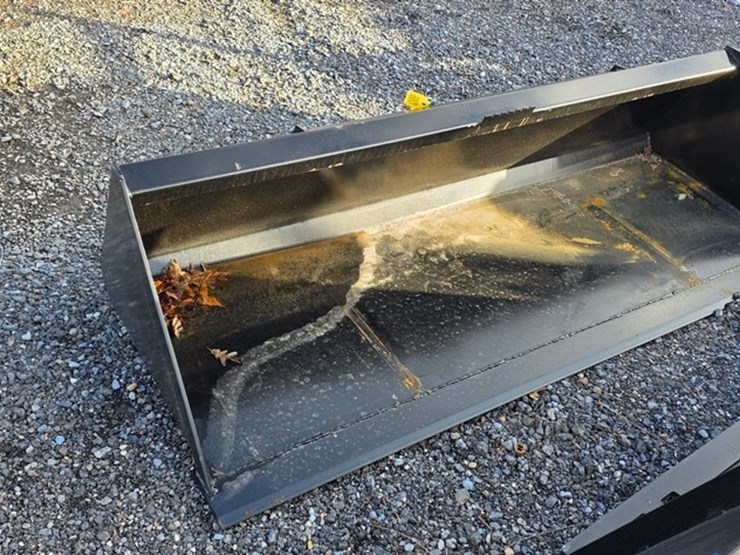 new-swict-84"-skidloader-bucket-image-3