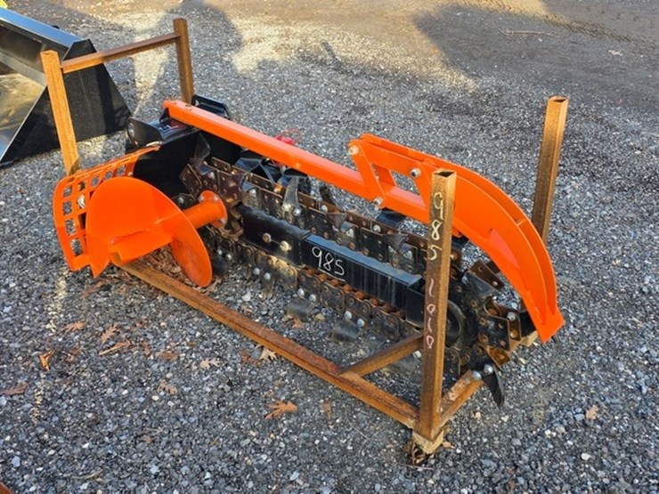 new-giyi-mini-skidloader-trencher-image-4