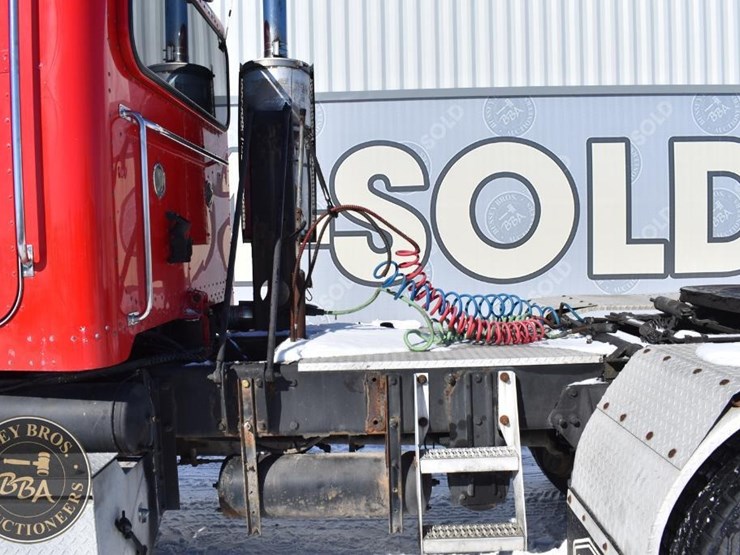 2005-peterbilt-385-image-10