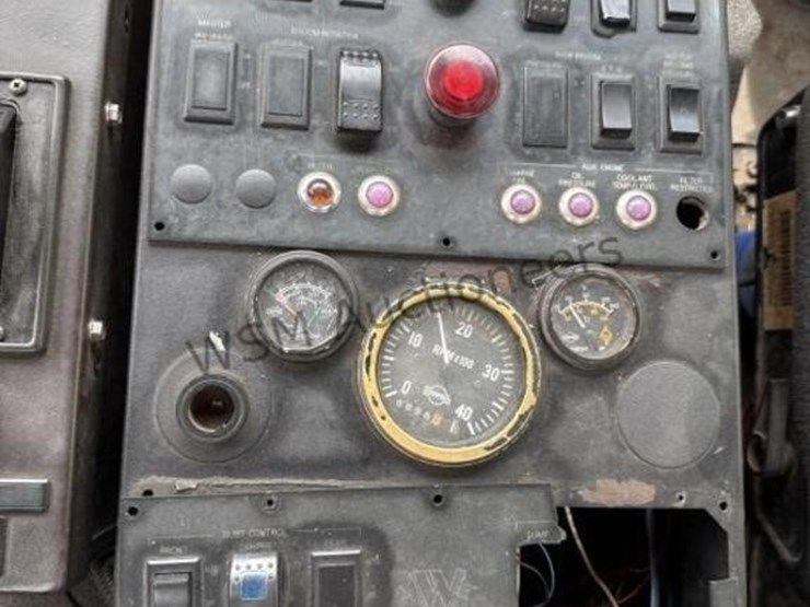 2001-freightliner-fc70-image-46