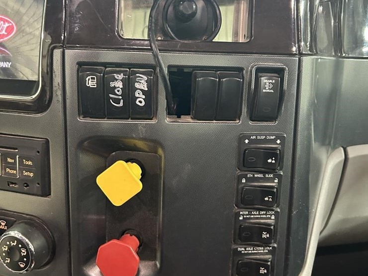 2016-peterbilt-579-image-18