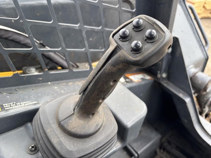 2022-deere-325g-image-22