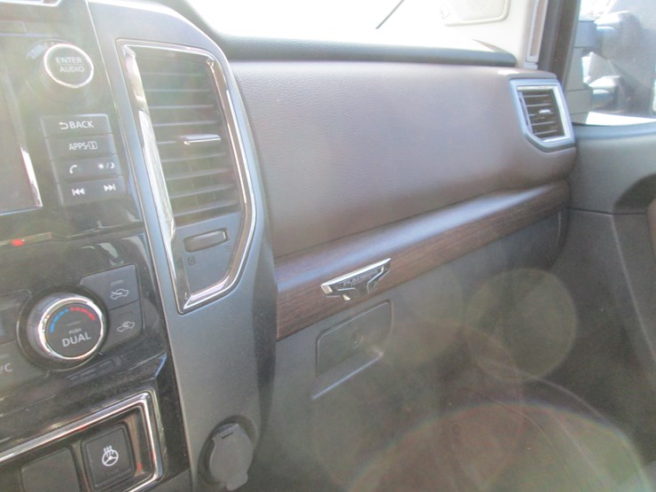 2016-nissan-titan-image-35