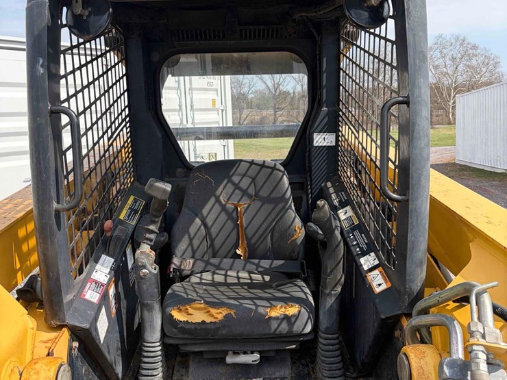 john-deere-332-image-8