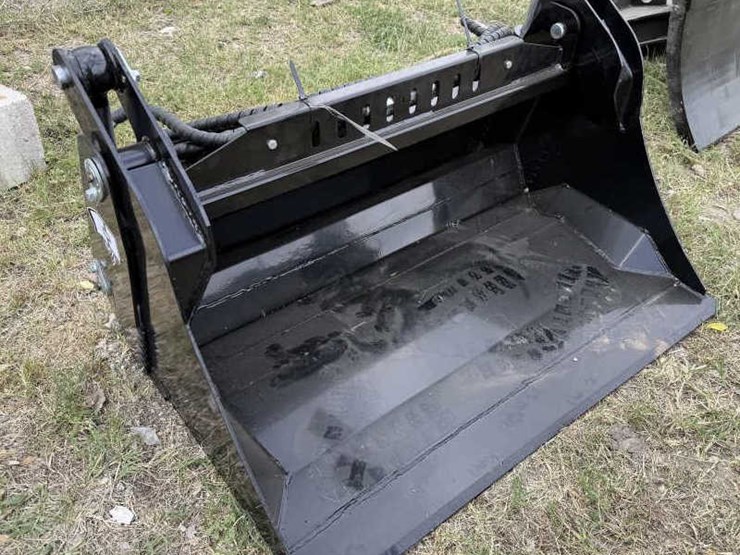 #193-•-mini-skid-steer-39"-4-in-1-bucket-image-1