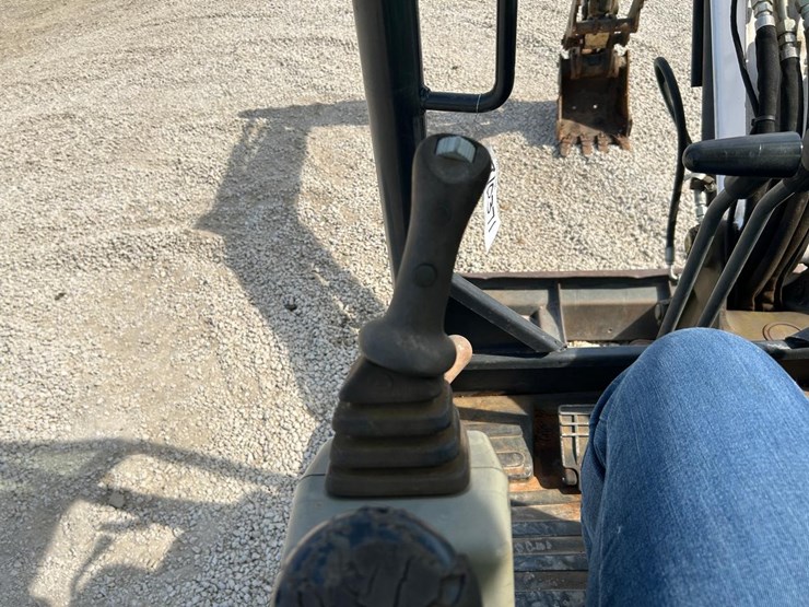 2016-bobcat-e32-image-25