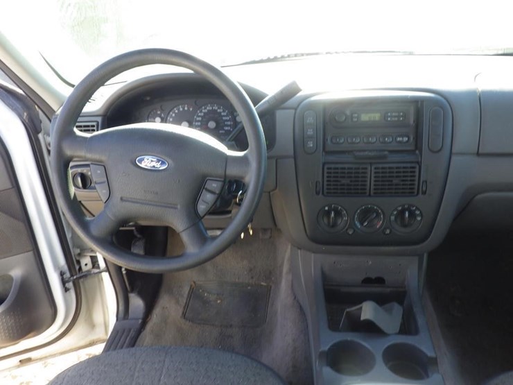 2004-ford-explorer-image-9