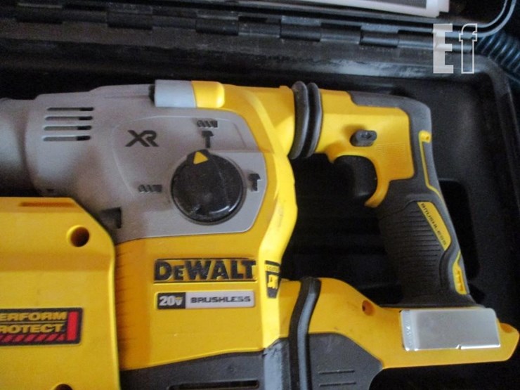 dewalt-xr-20-volt-cordless-rotary-hammer-image-4