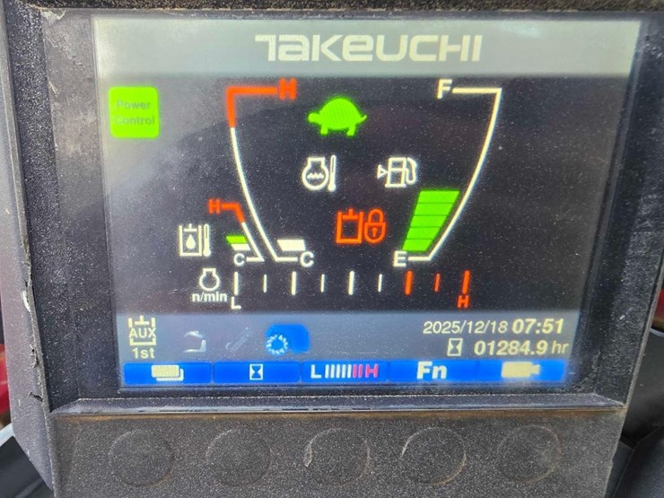 2022-takeuchi-tl8r-image-11