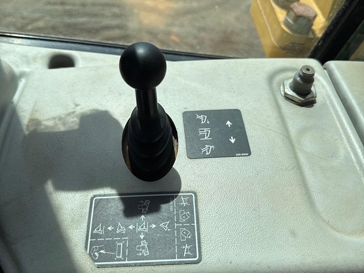 2015-caterpillar-d6n-lgp-image-24