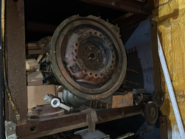 #263-•-steel-shelf-and-cat-engine-parts-image-5