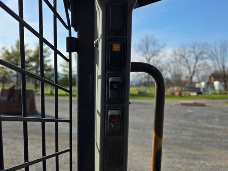 new-holland-l220-image-42