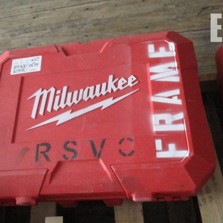 MILWAUKEE 1 5/8" ELECTRIC MAGNETIC DRILL