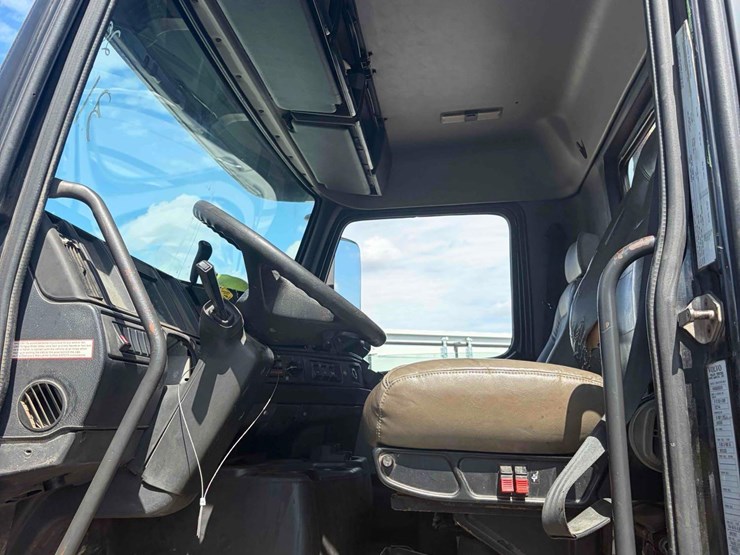 2002-volvo-tandem-axle-road-tractor-image-12