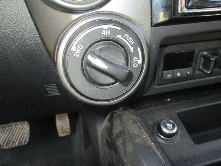 2016-nissan-titan-image-38