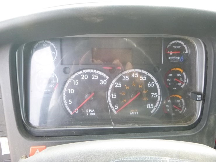 2016-freightliner-m2-106-image-20