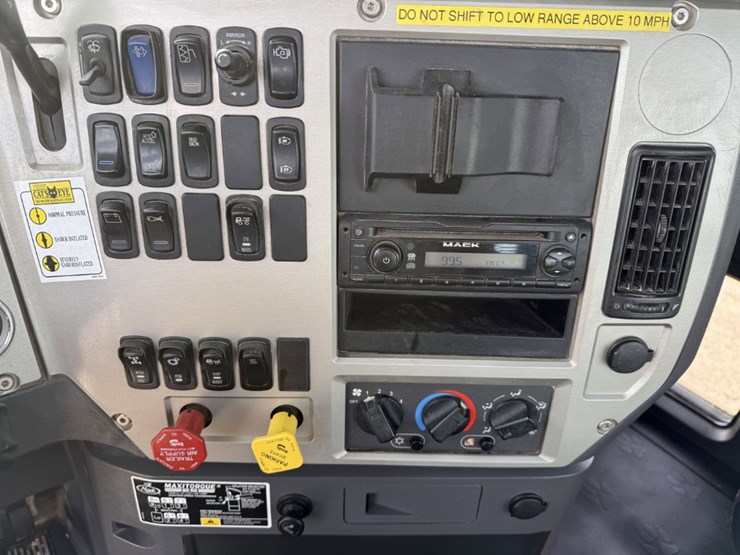 2014-mack-pinnacle-chu613-image-26