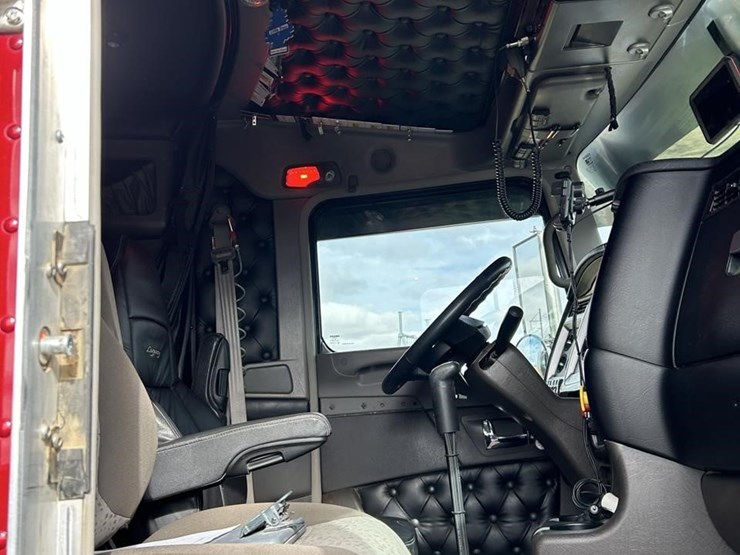 2025-kenworth-w900-image-31