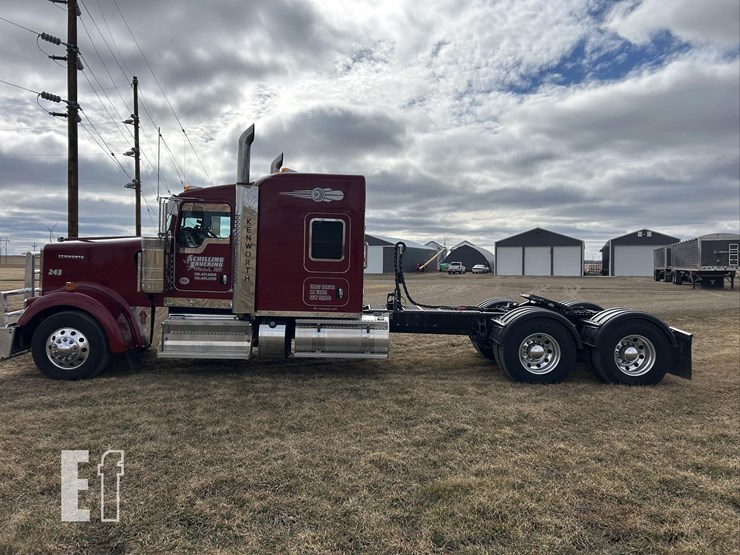 2025-kenworth-w900-image-9