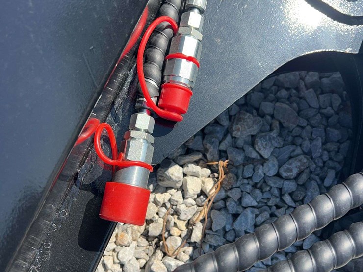 sdlanch-mini-skid-steer-hydraulic-sweeper-image-3