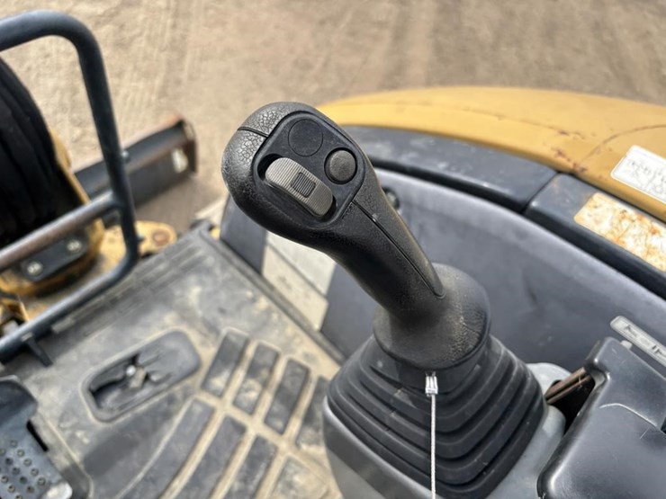 2010-caterpillar-303-image-34