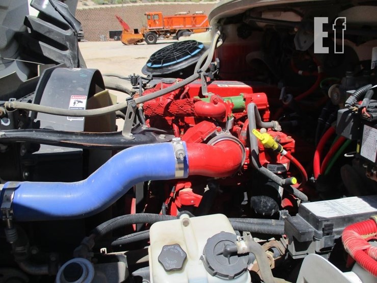 2014-freightliner-business-class-m2-106-image-6