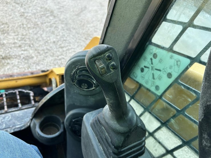 2023-caterpillar-259d3-image-21