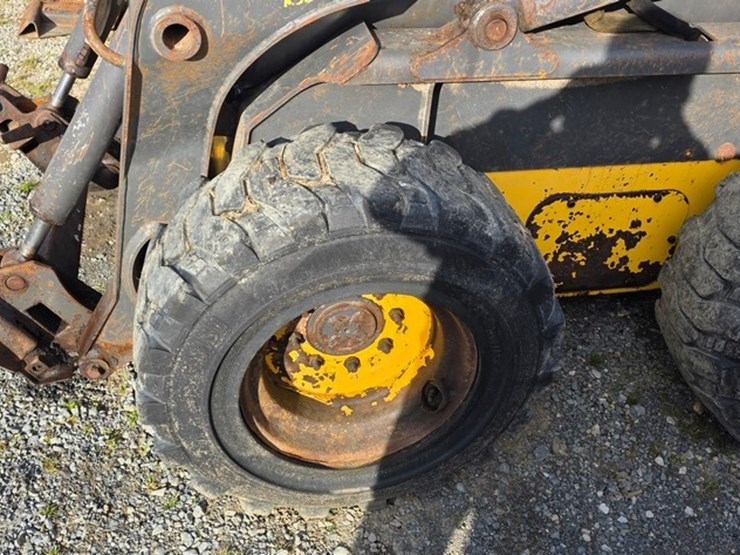 new-holland-l220-image-23