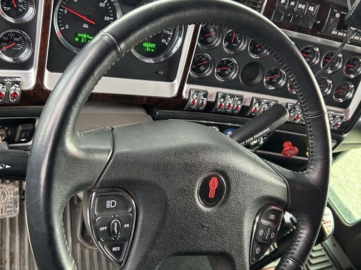 2025-kenworth-w900-image-58