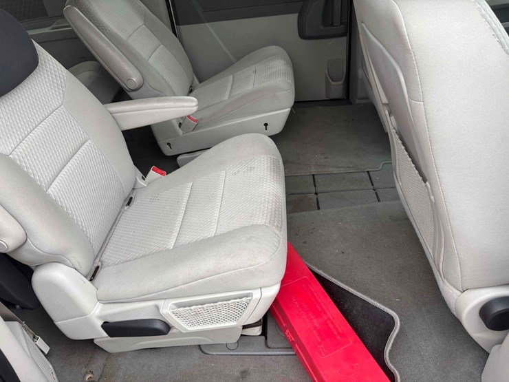 2010-dodge-caravan-image-11