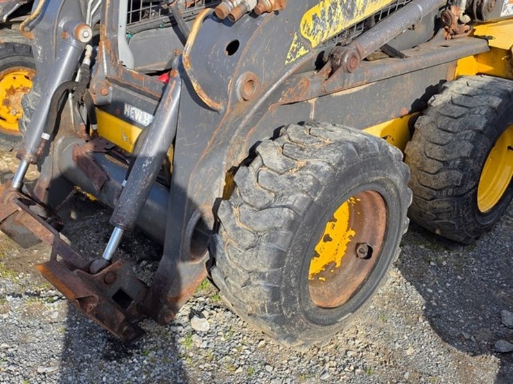 new-holland-l220-image-26